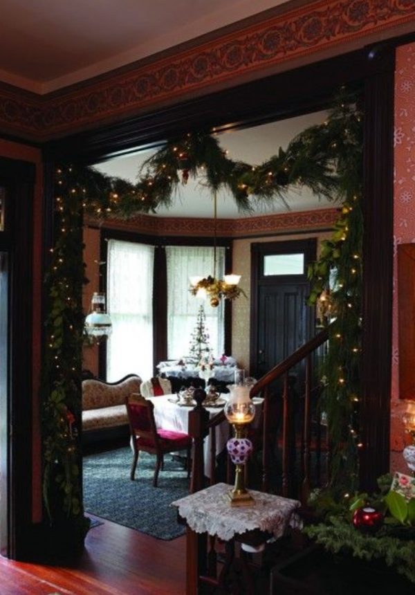 How To Use Christmas Lights To Your Advantage In A Modern Living Room