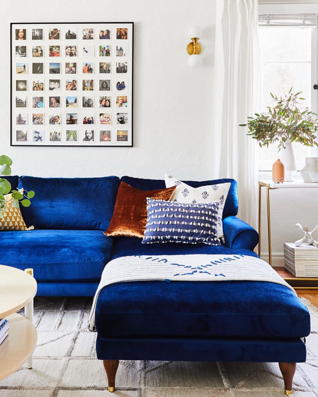 10 living room designs with colorful sofas for bold design lovers
